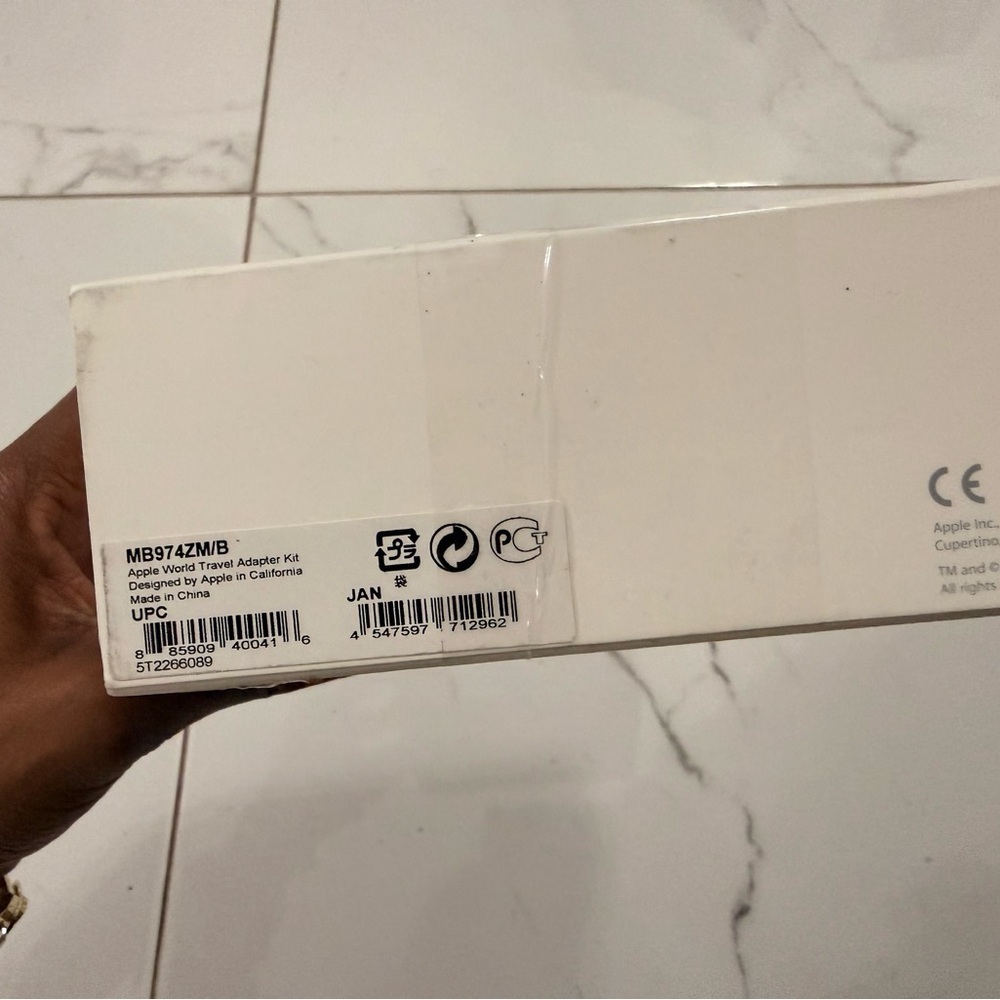 Apple World Travel Adapter Kit - White - Picture 3 of 4